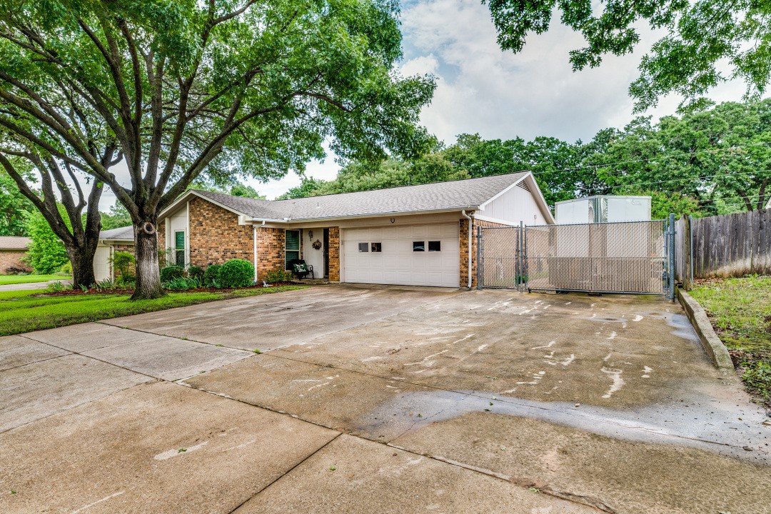 2721 Lucas Drive Arlington TX 76015