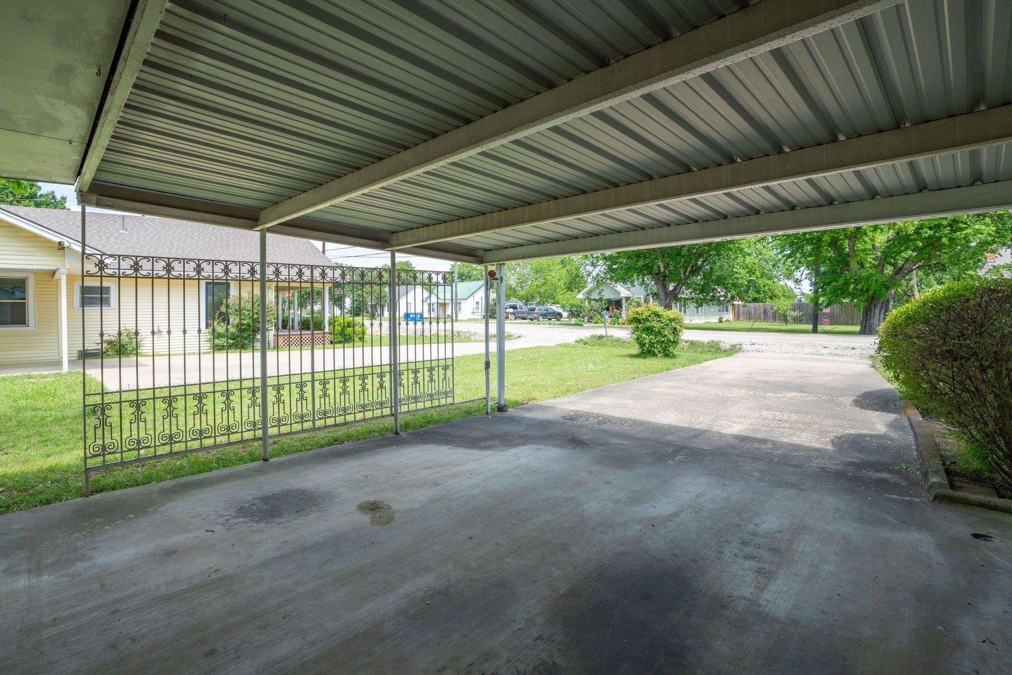 604 S Pearl Street Trenton TX 75490