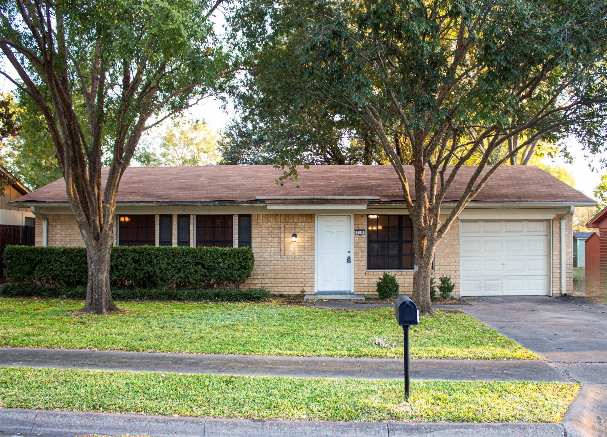 718 E Martin Lane Sherman TX 75090