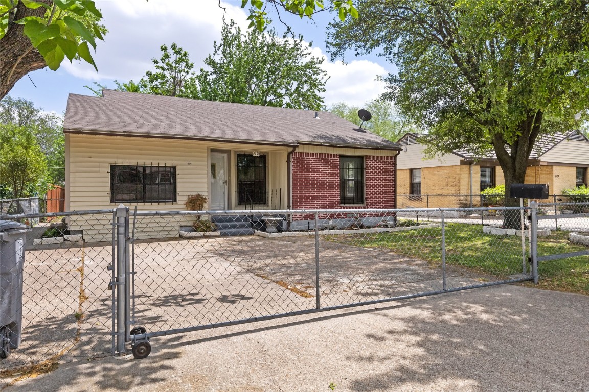2134 W Amherst Avenue Dallas TX 75235