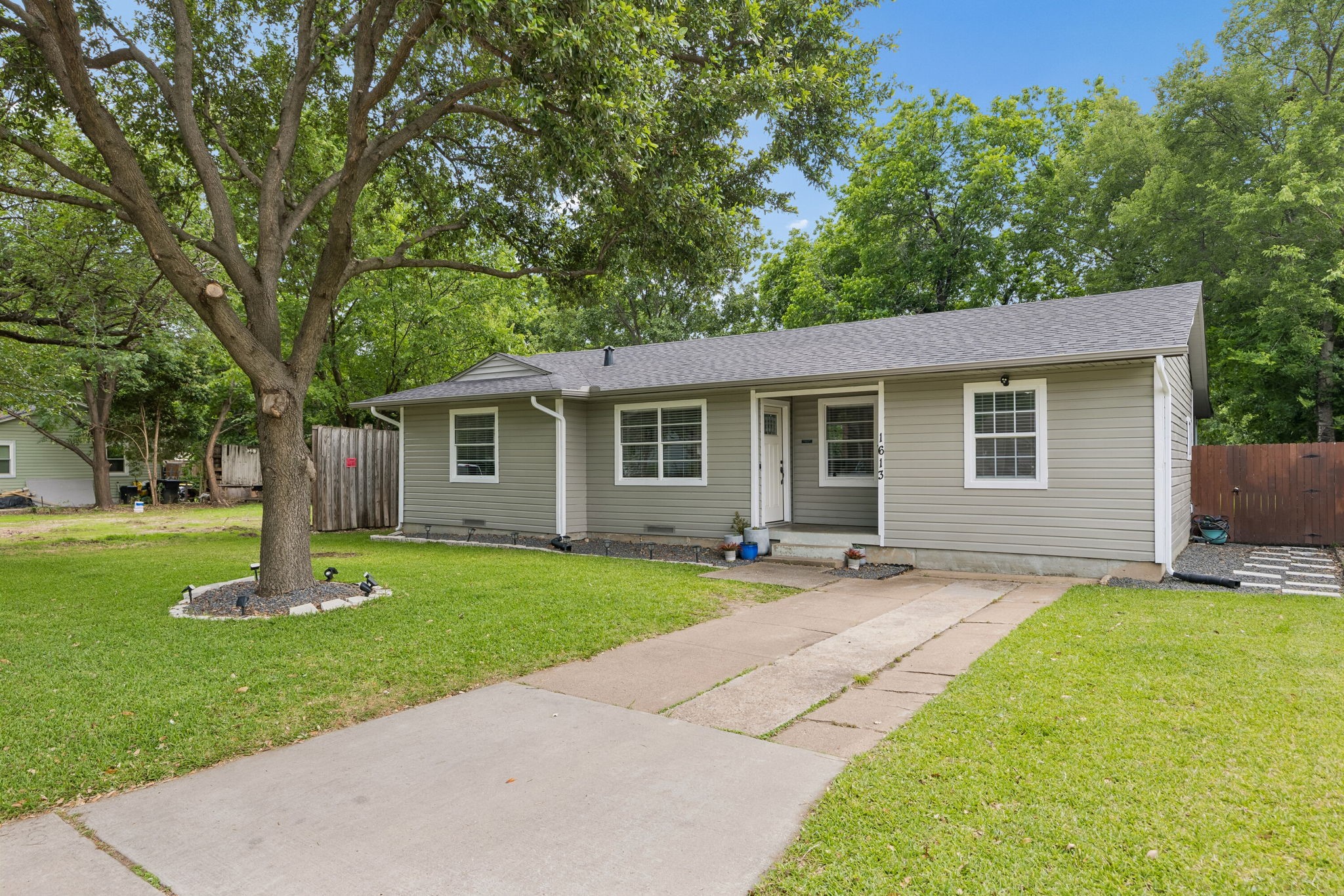 1613 Dale Place Irving TX 75061