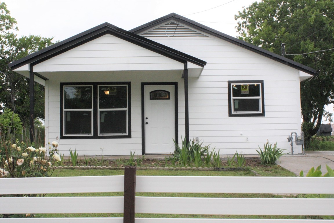 106 Raymond Street Bowie TX 76230