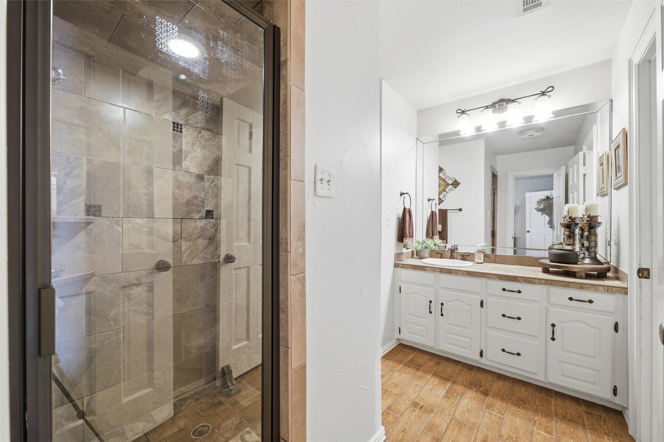 2000 Lakehill Court Arlington TX 76012