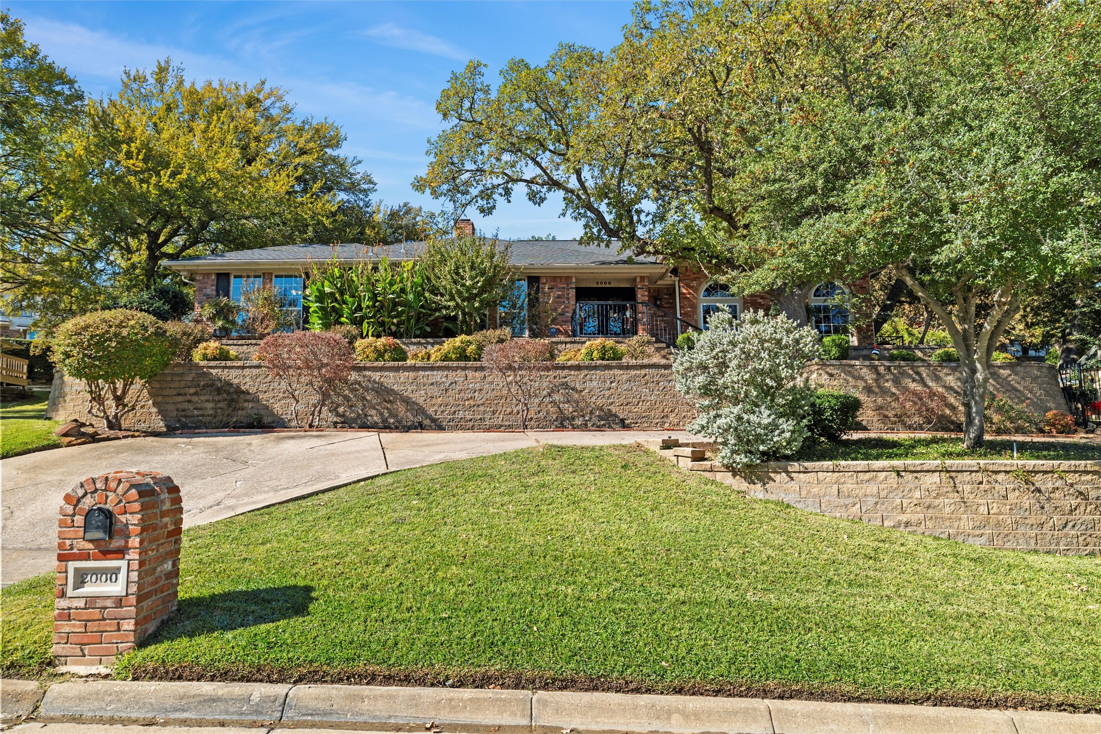 2000 Lakehill Court Arlington TX 76012