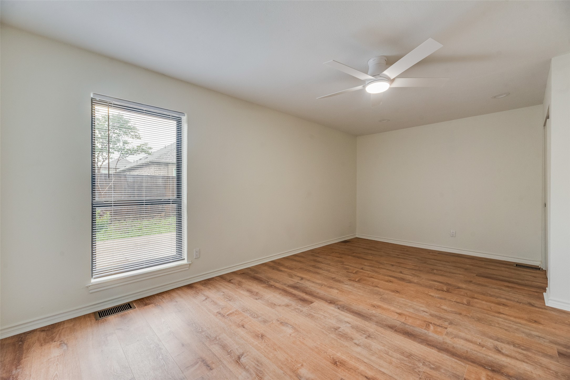 2720 E Seeton Road Grand Prairie TX 75054