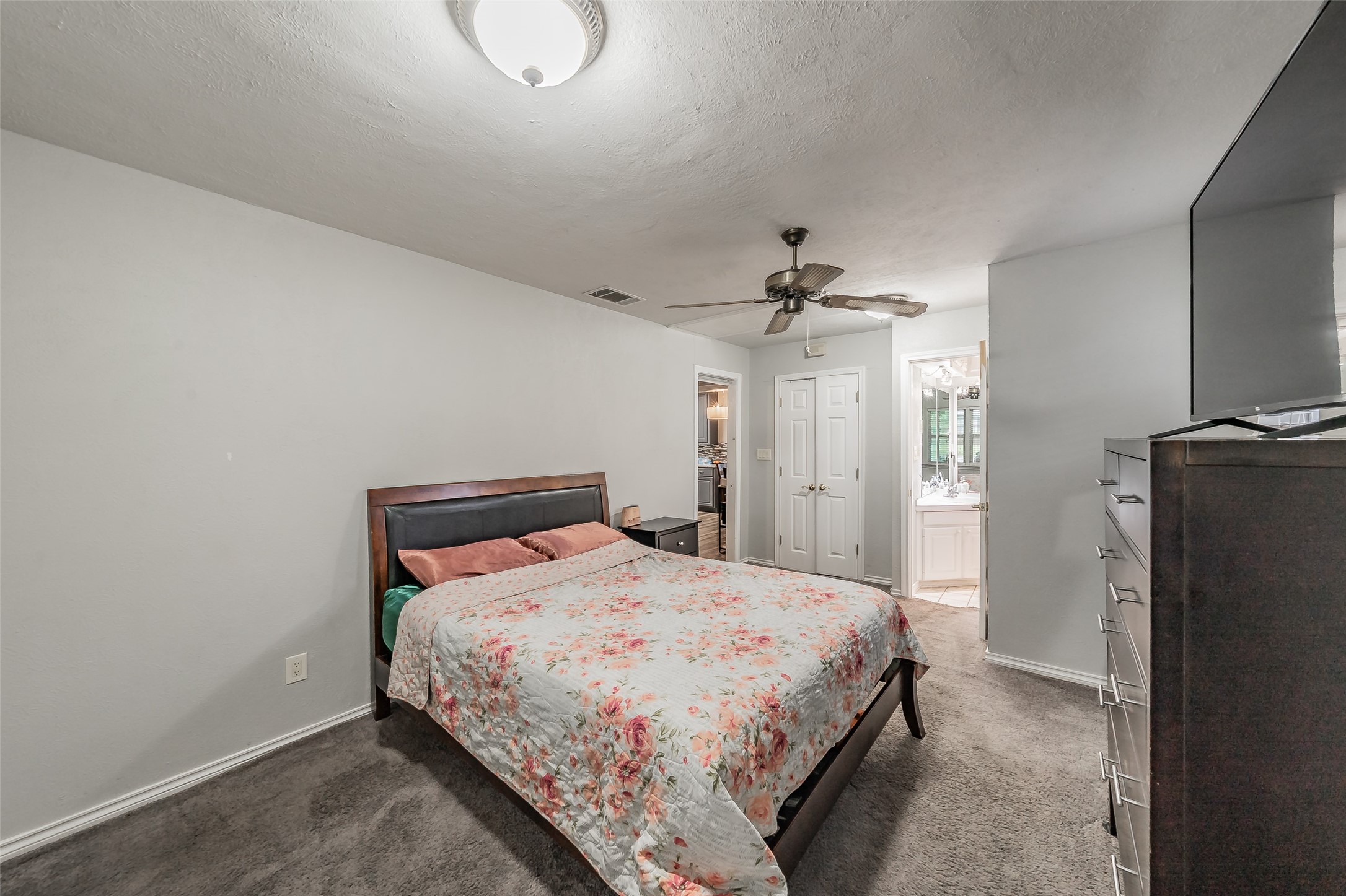 1009 Zelda Hurst TX 76053
