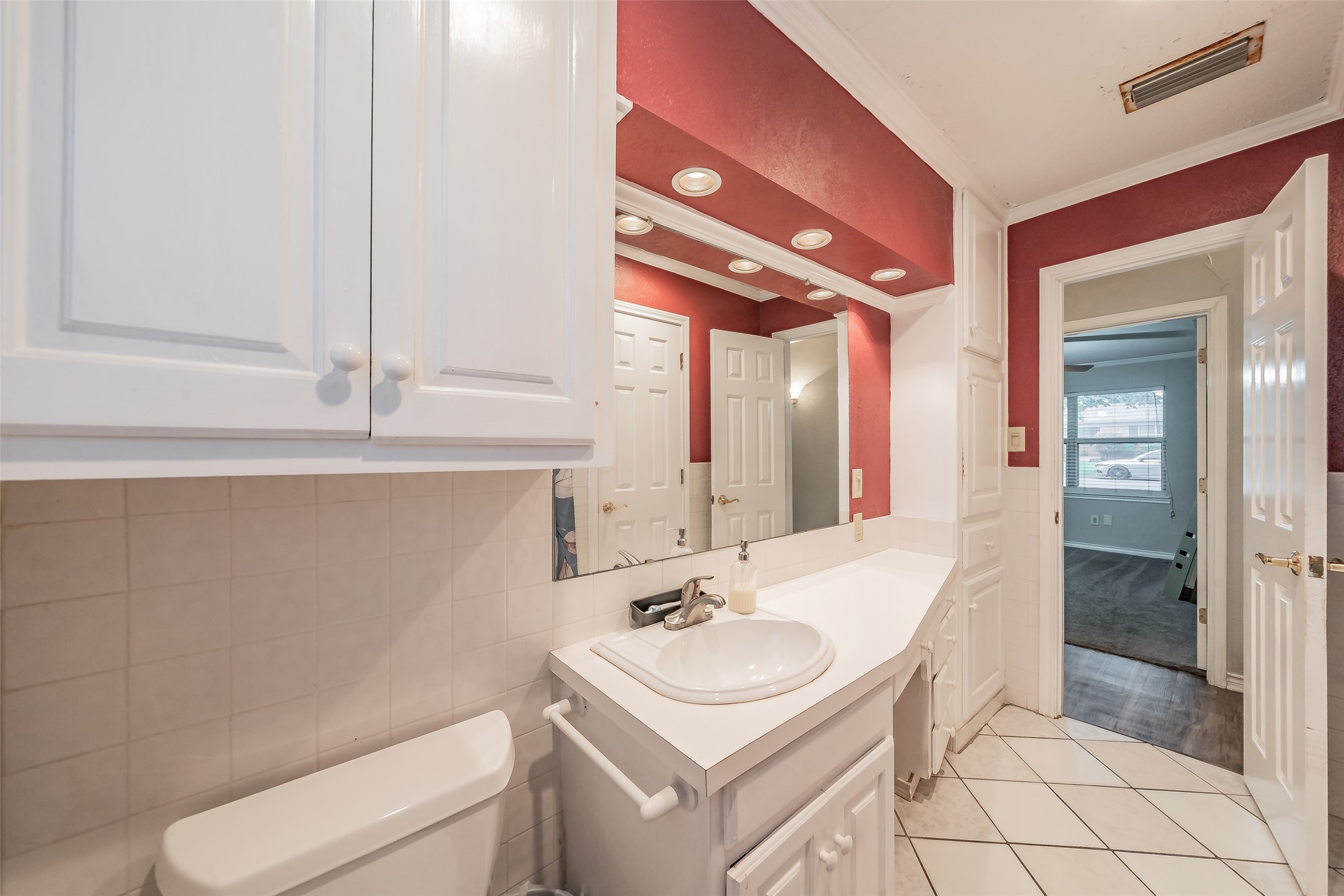 1009 Zelda Hurst TX 76053