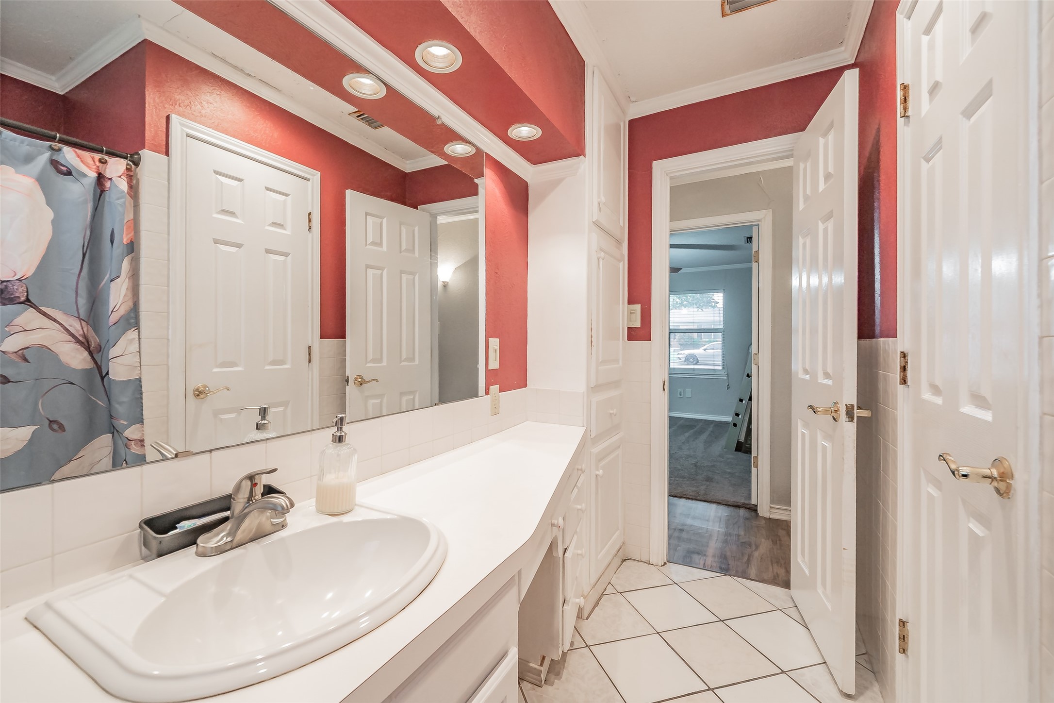 1009 Zelda Hurst TX 76053