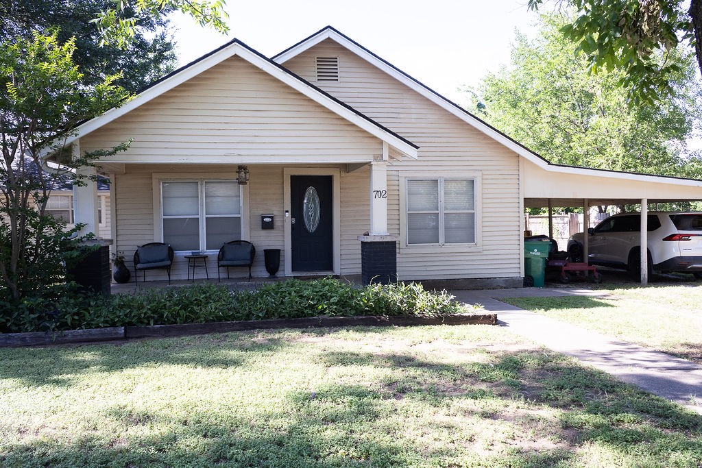 702 E Gilbert Henrietta TX 76365