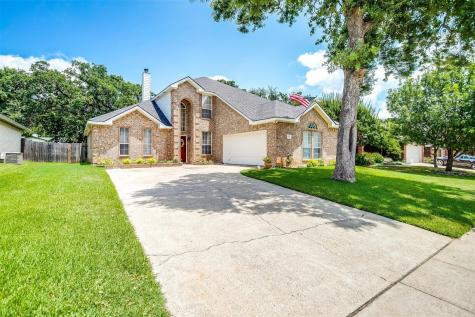525 Oakbrook Drive Burleson TX 76028