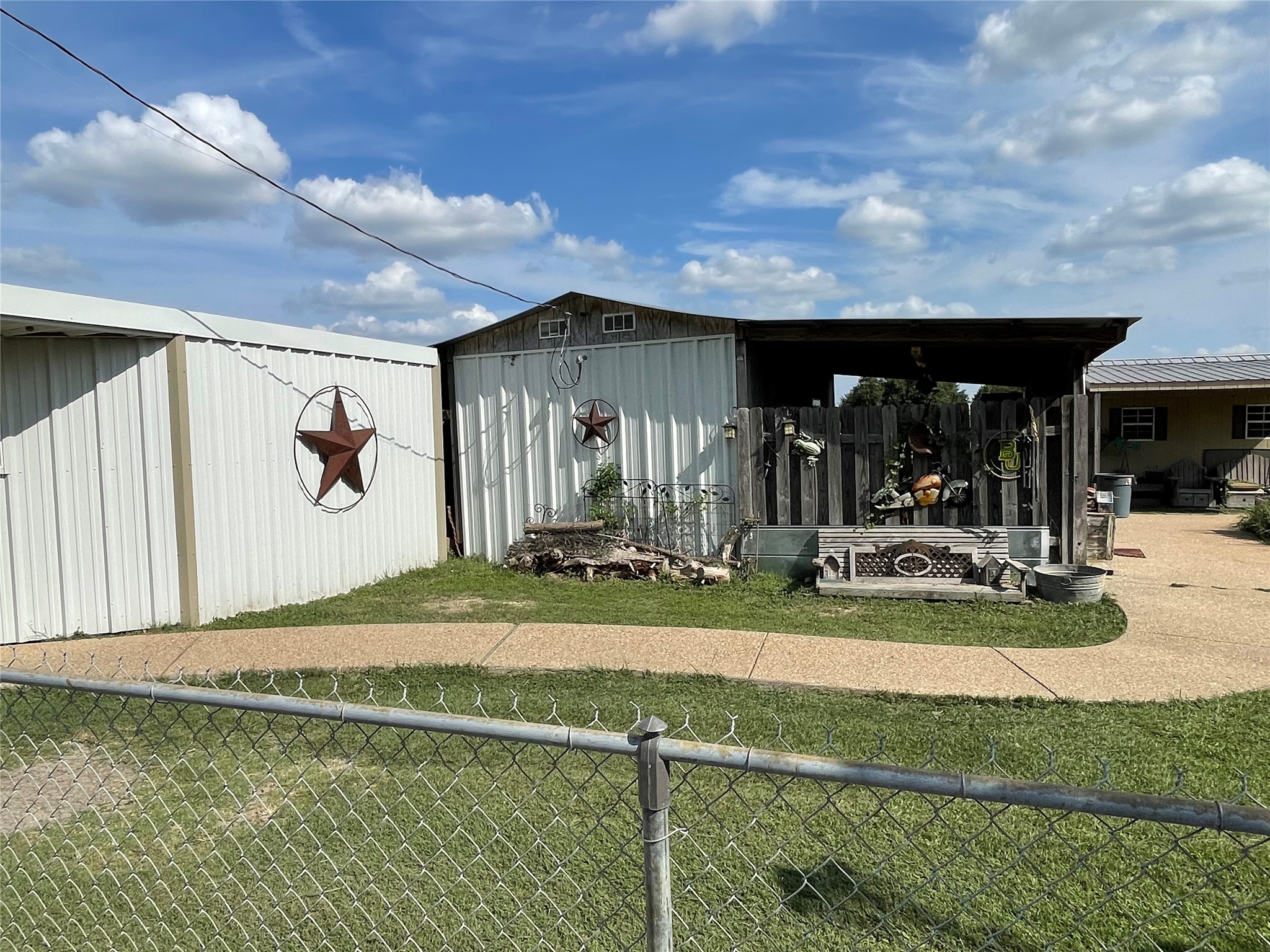 1116 Navarro Mart TX 76664
