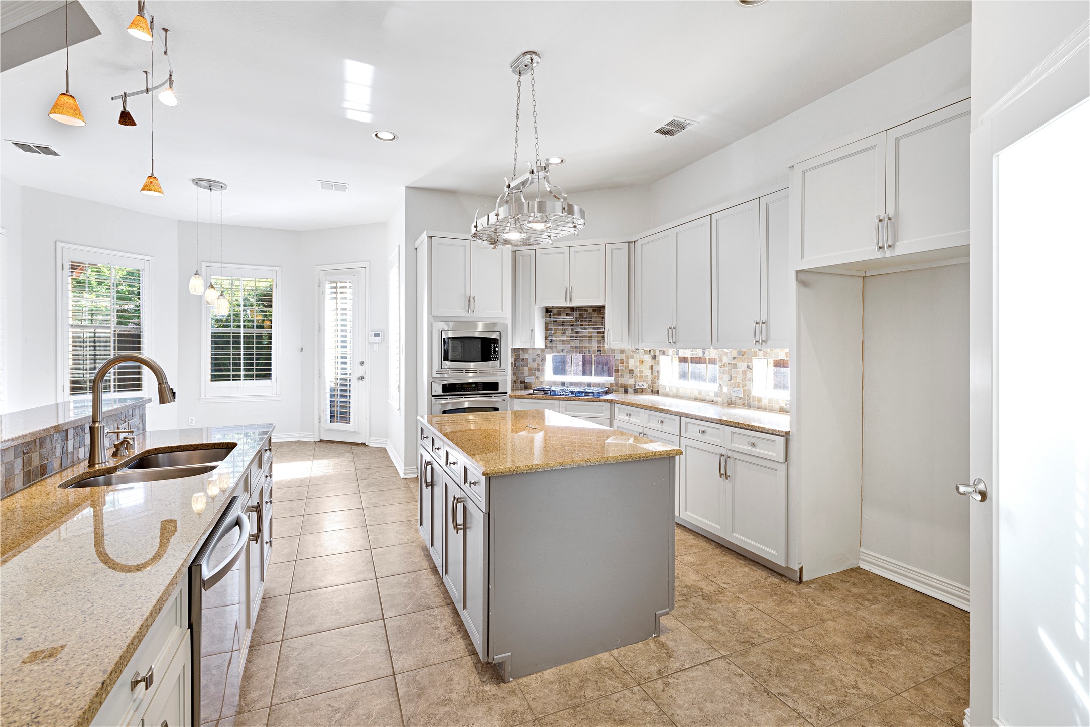 2511 Sir Tristram Lane Lewisville TX 75056