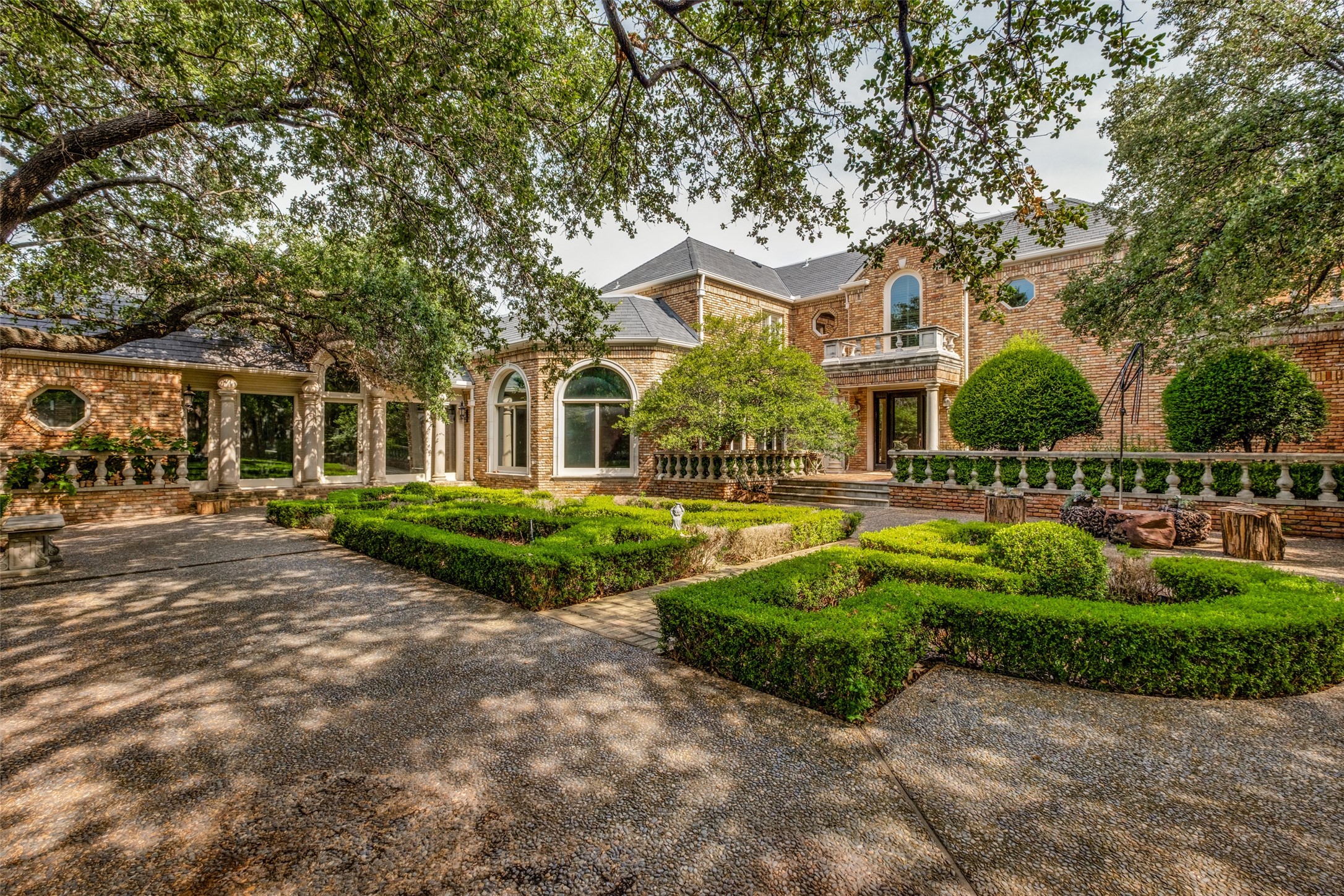 15 Stonecourt Drive Dallas TX 75225