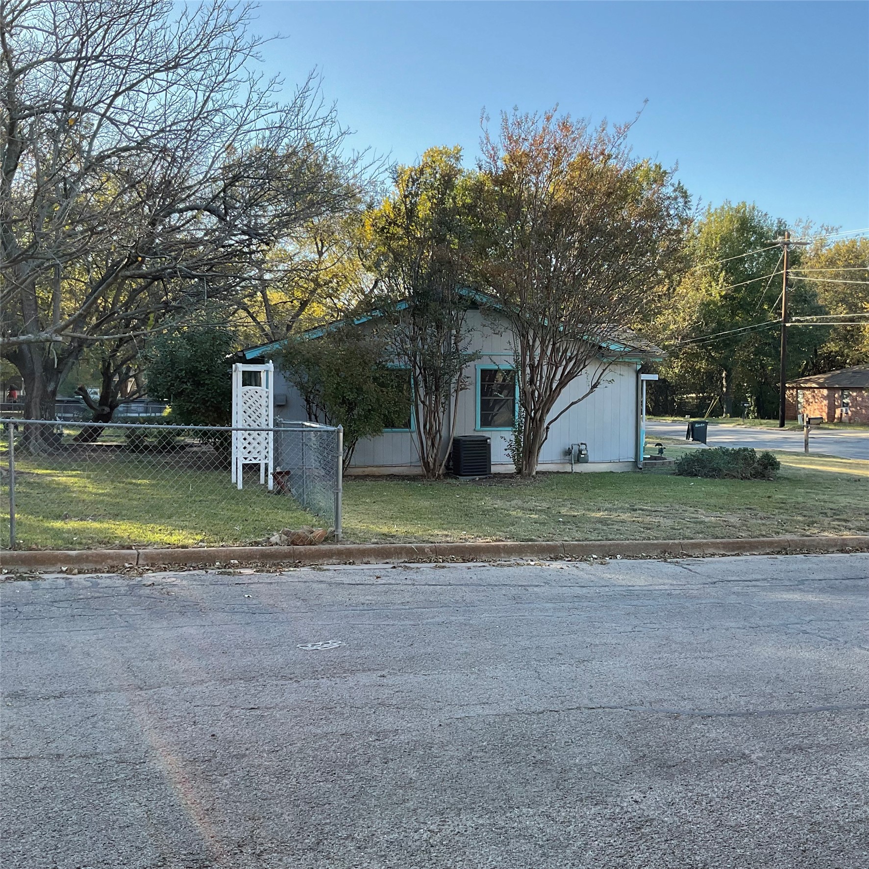 1401 W Ball Street Weatherford TX 76086