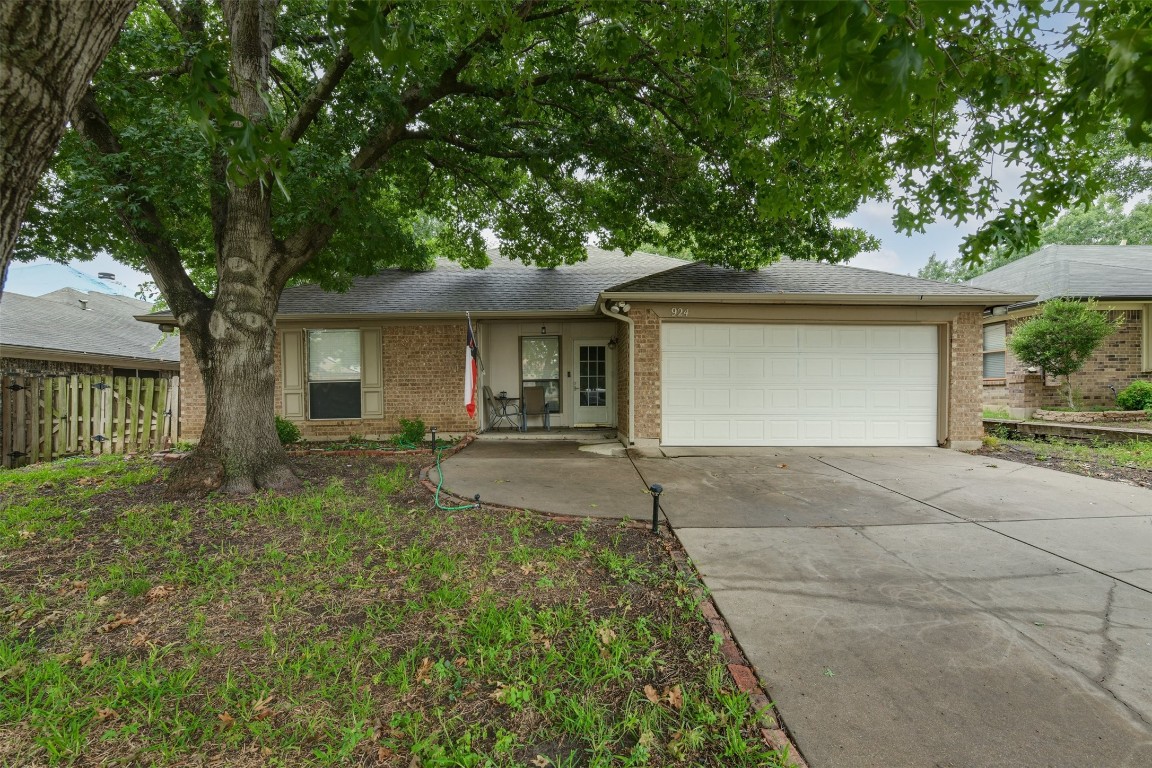 924 Thistle Ridge Lane Arlington TX 76017
