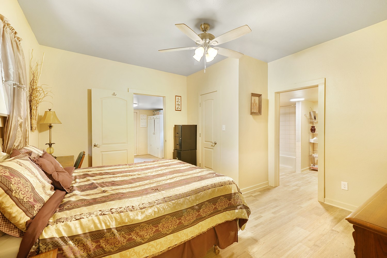 207 N Oneil Street Alvord TX 76225