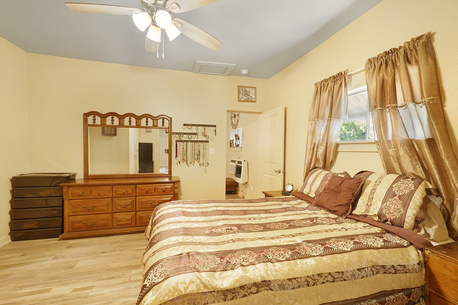 207 N Oneil Street Alvord TX 76225