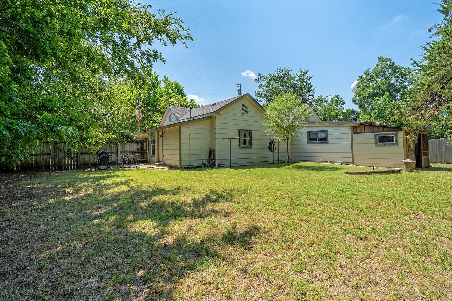 207 N Oneil Street Alvord TX 76225