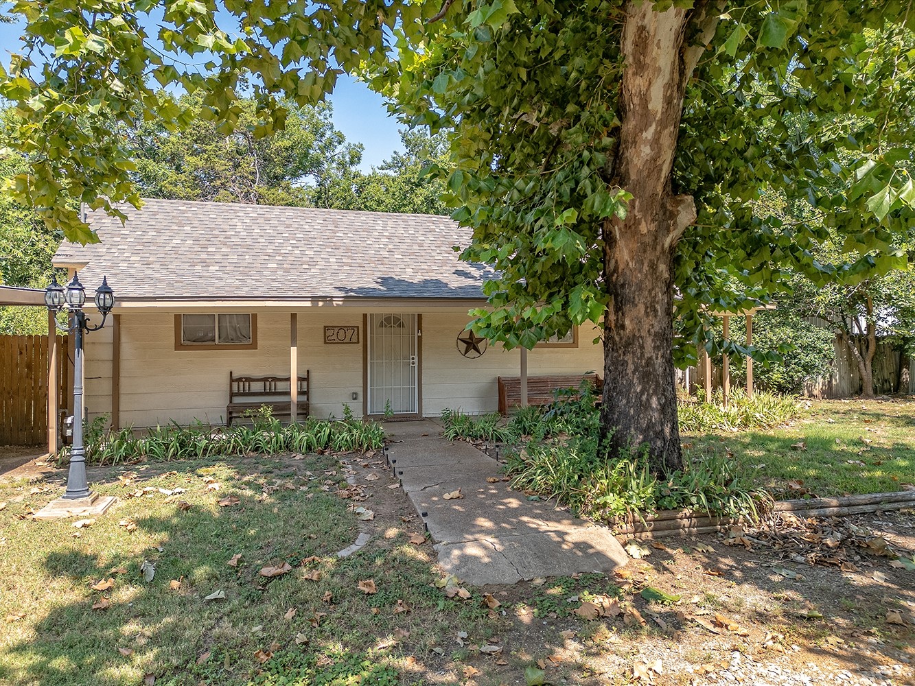 207 N Oneil Street Alvord TX 76225
