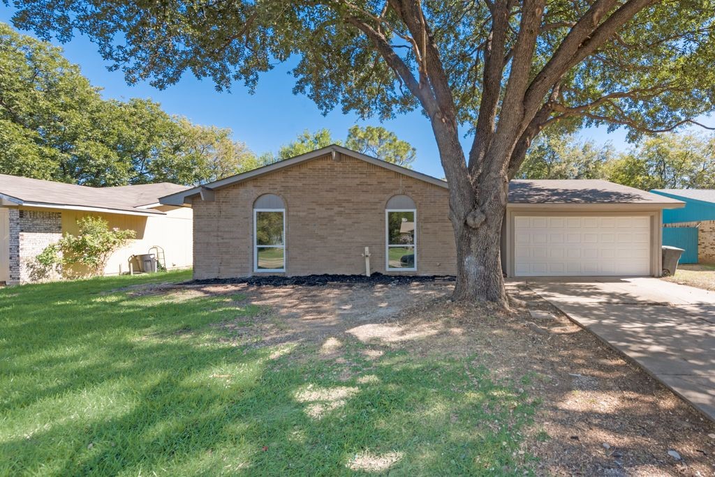 513 Hawthorne Lane Grand Prairie TX 75052