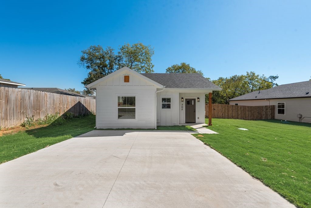 202 Pine Street Bonham TX 75418