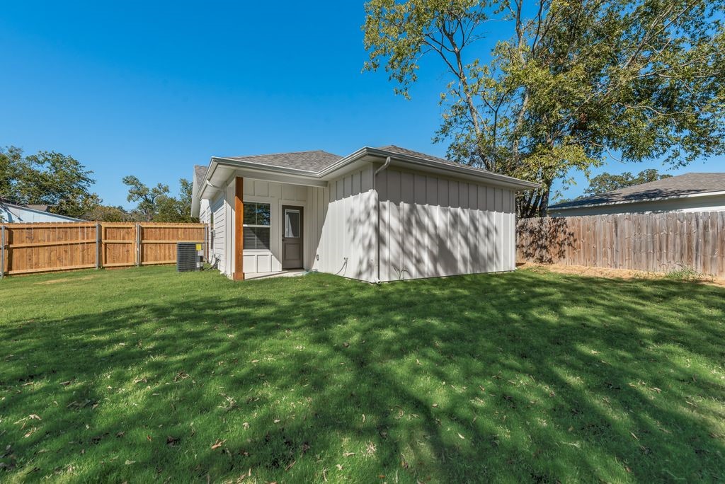 202 Pine Street Bonham TX 75418