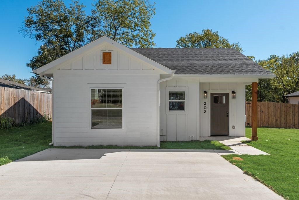 202 Pine Street Bonham TX 75418
