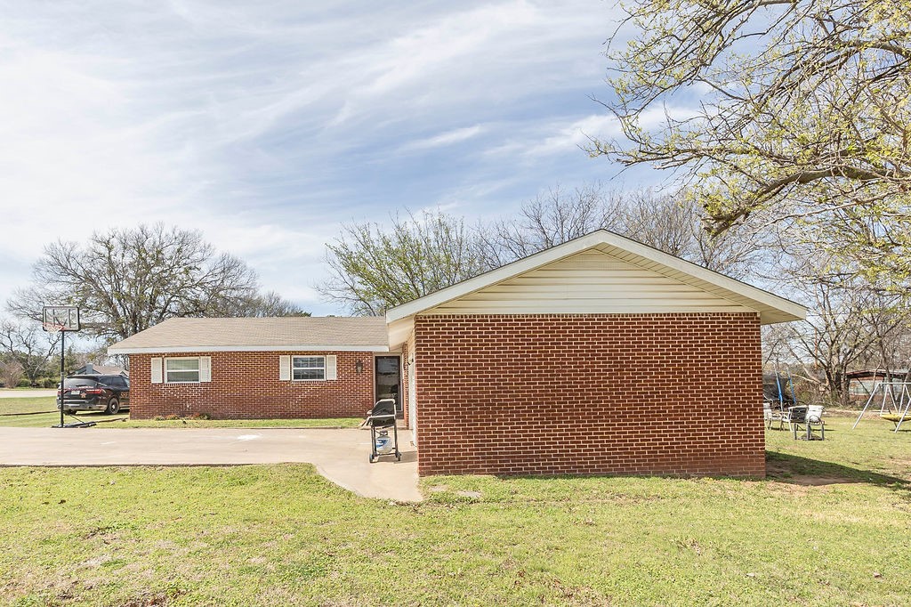 809 E Highway 82 Nocona TX 76255