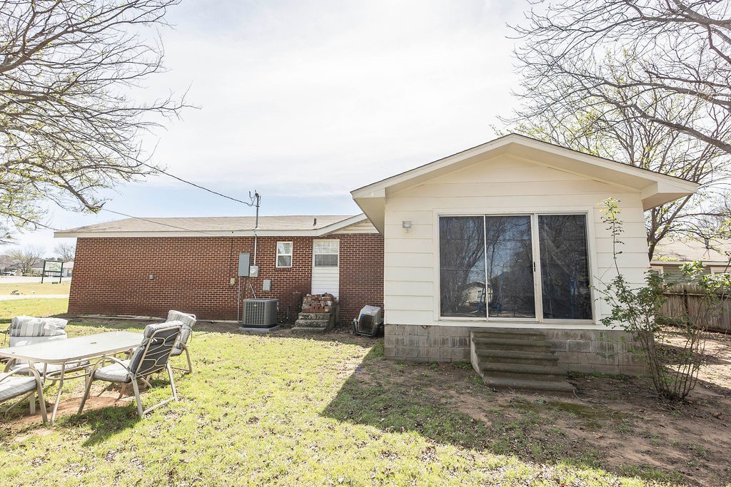 809 E Highway 82 Nocona TX 76255