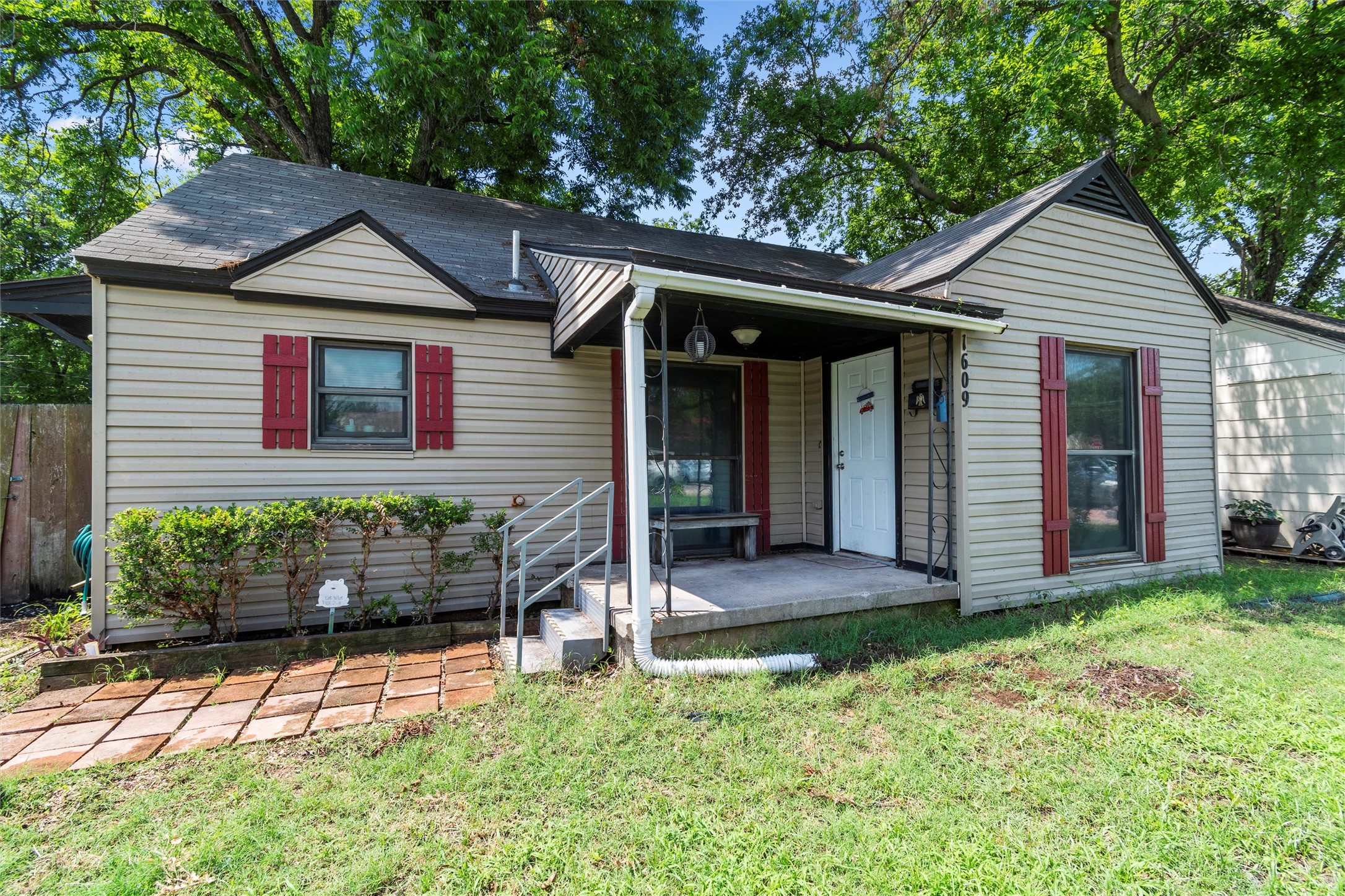 1609 Willow Street Grand Prairie TX 75050