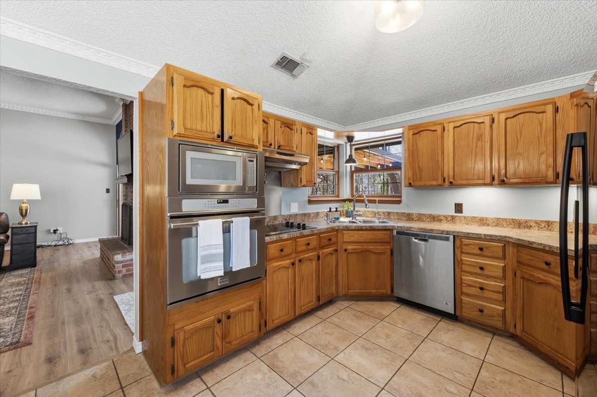 2004 W Spanish Trail Drive Granbury TX 76048