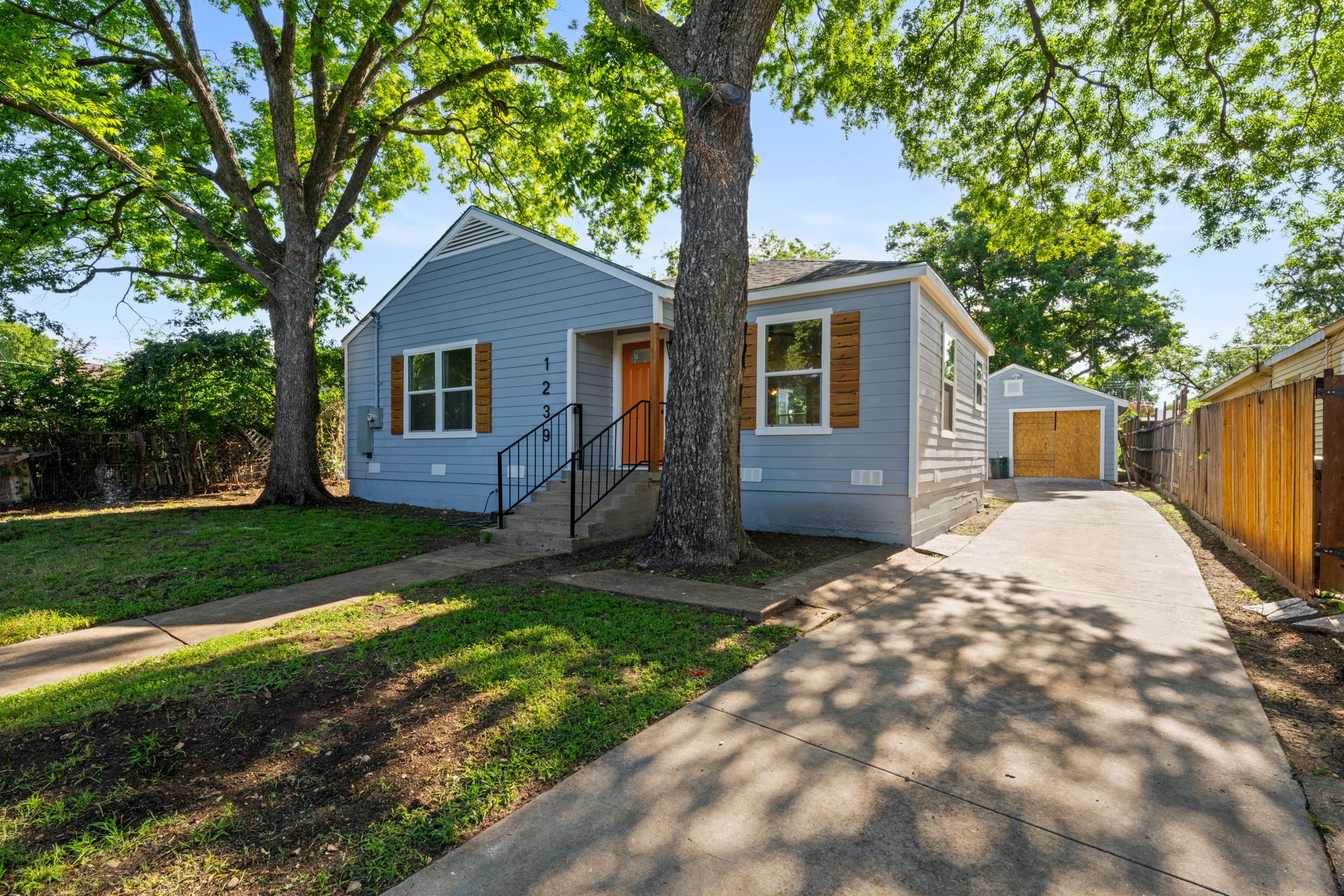 1239 Tarpley Avenue Dallas TX 75211