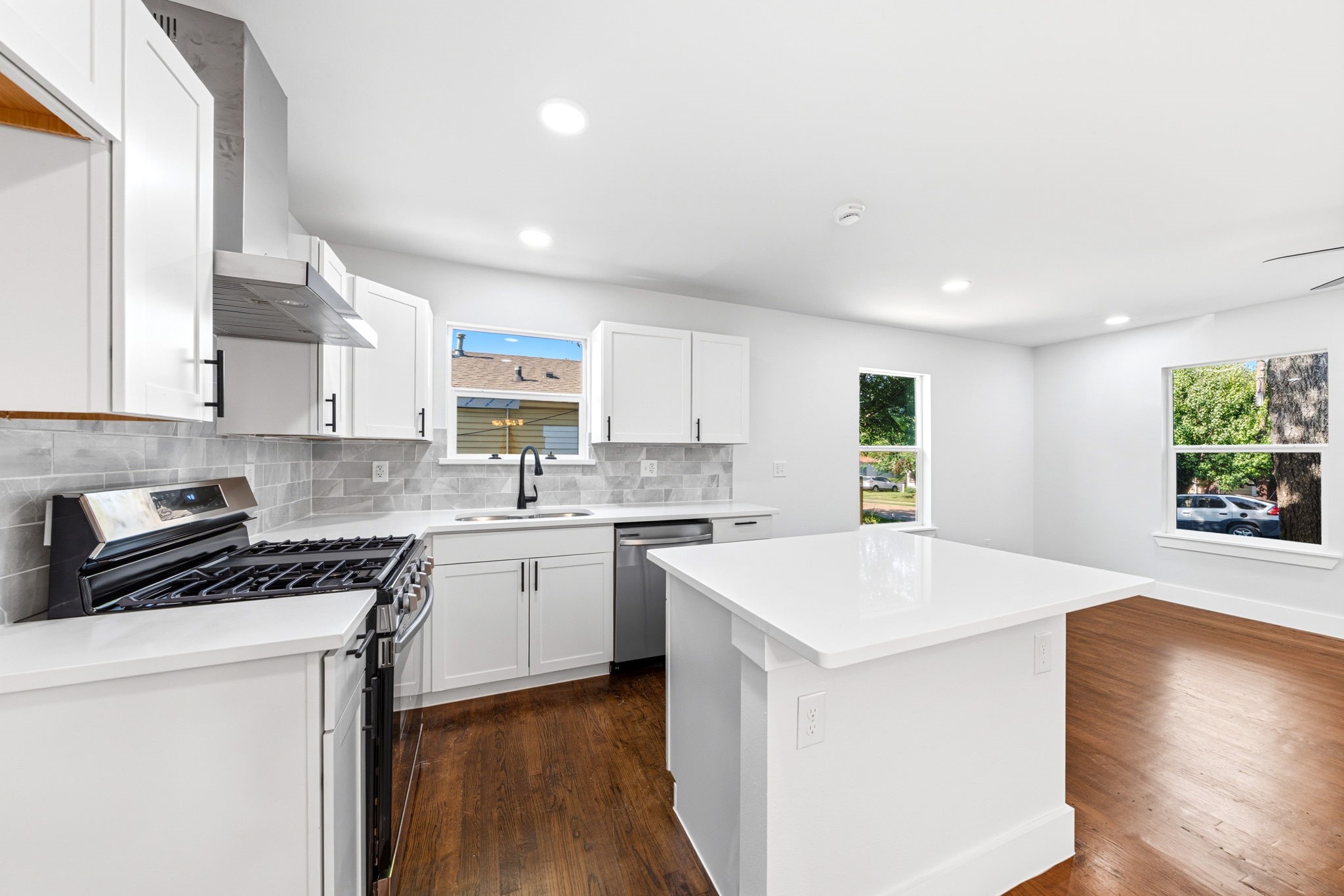 1239 Tarpley Avenue Dallas TX 75211
