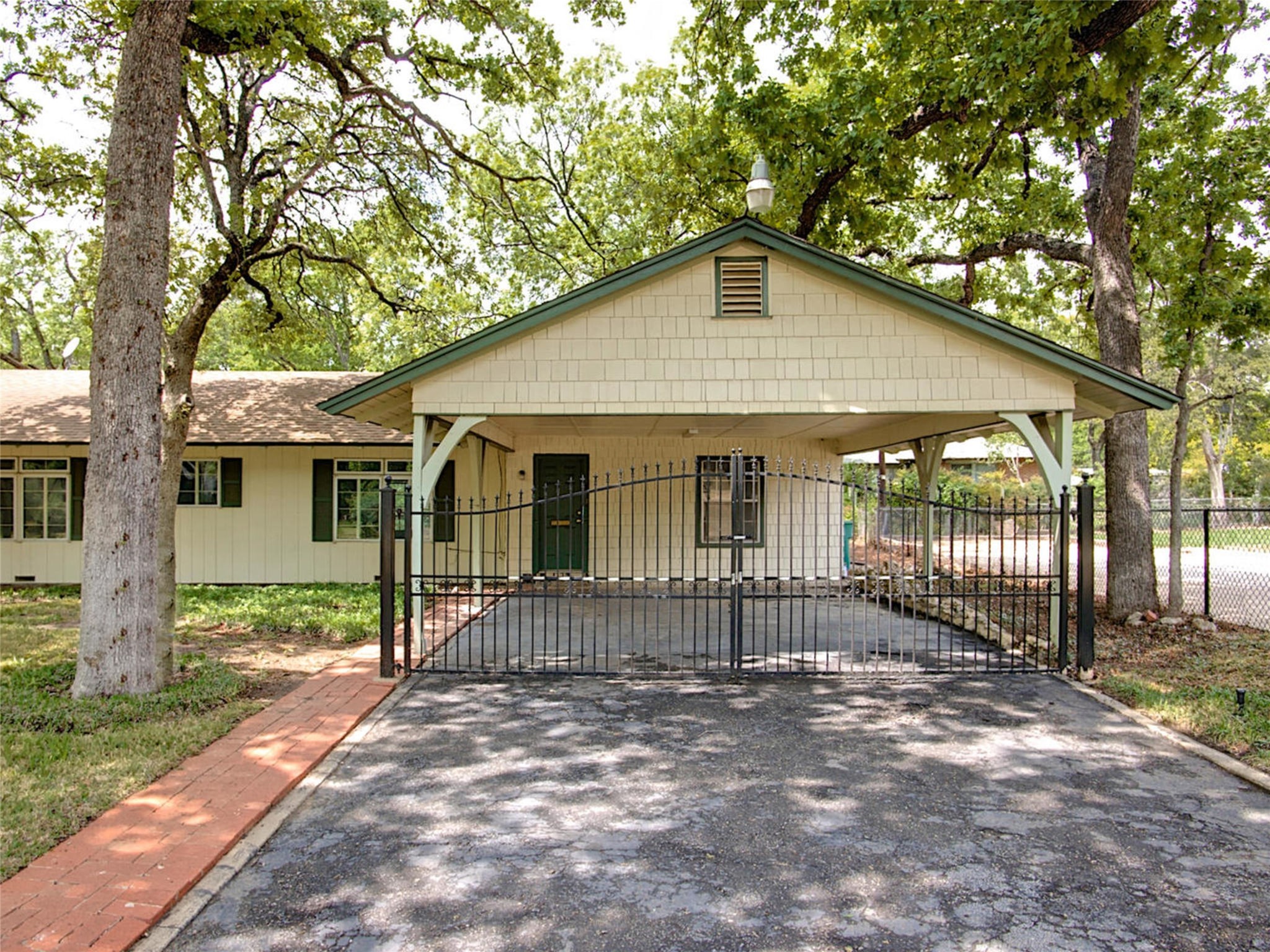 1901 Bluebird Avenue Fort Worth TX 76111