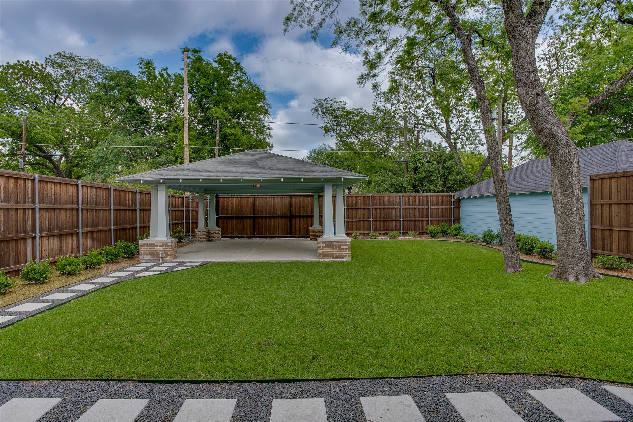 714 N Edgefield Avenue Dallas TX 75208