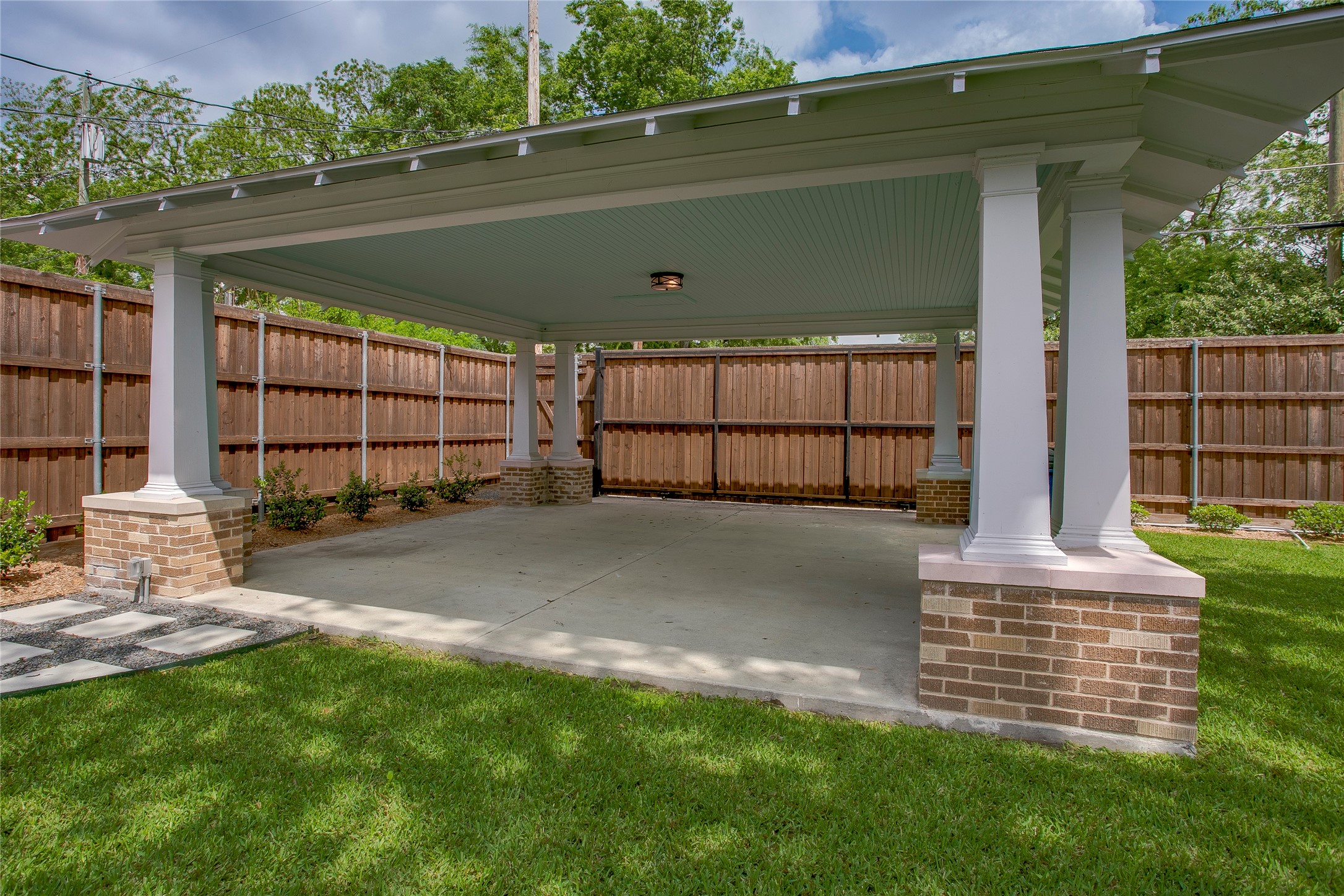 714 N Edgefield Avenue Dallas TX 75208