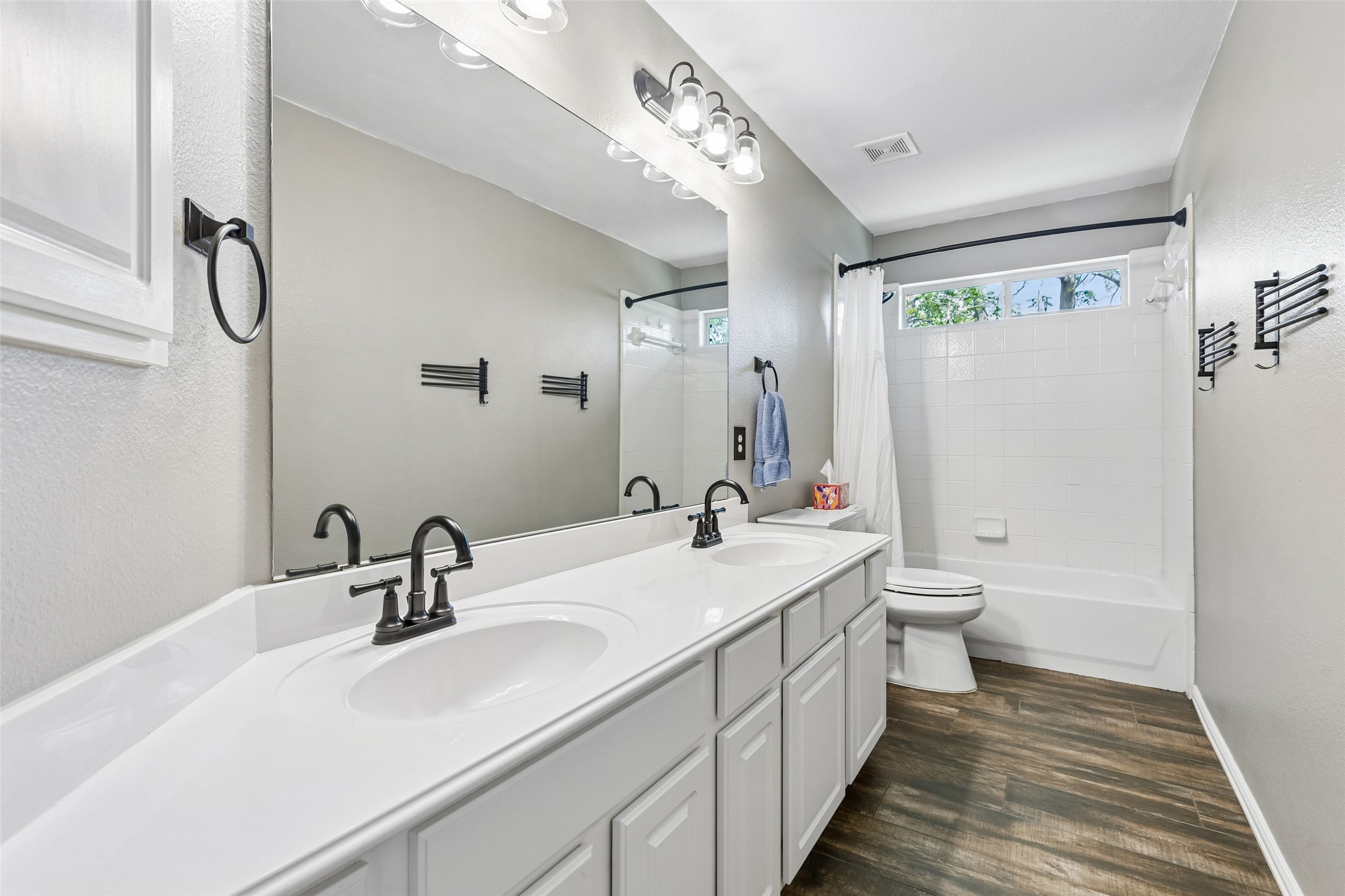 2206 Autumn Trail Garland TX 75040