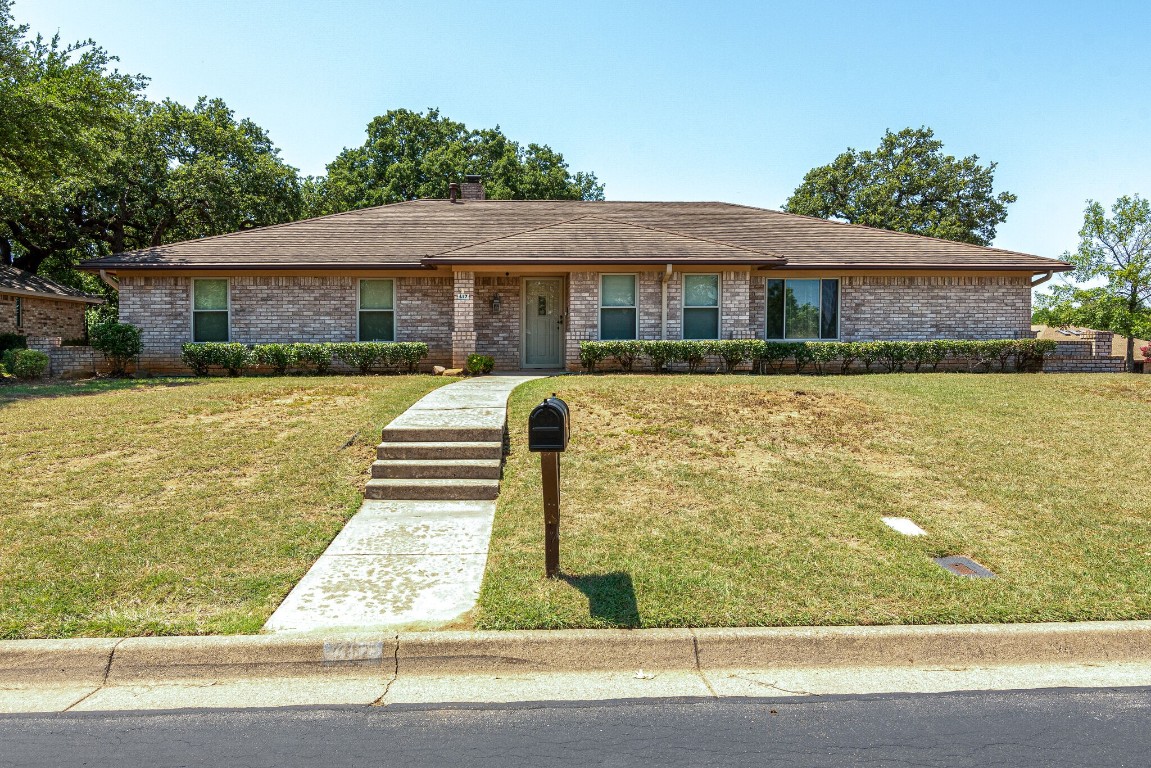 617 W Louella Drive Hurst TX 76054
