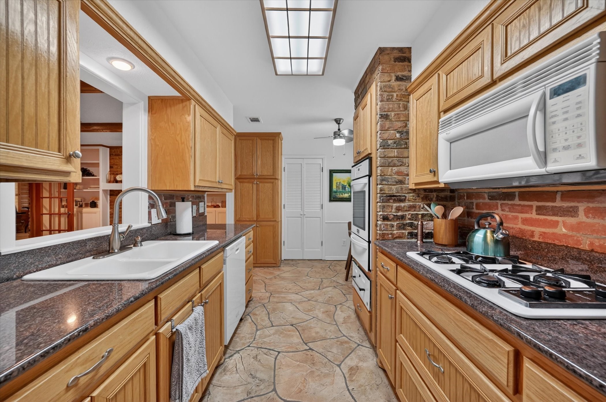 2105 Meadow Lane Grand Prairie TX 75050