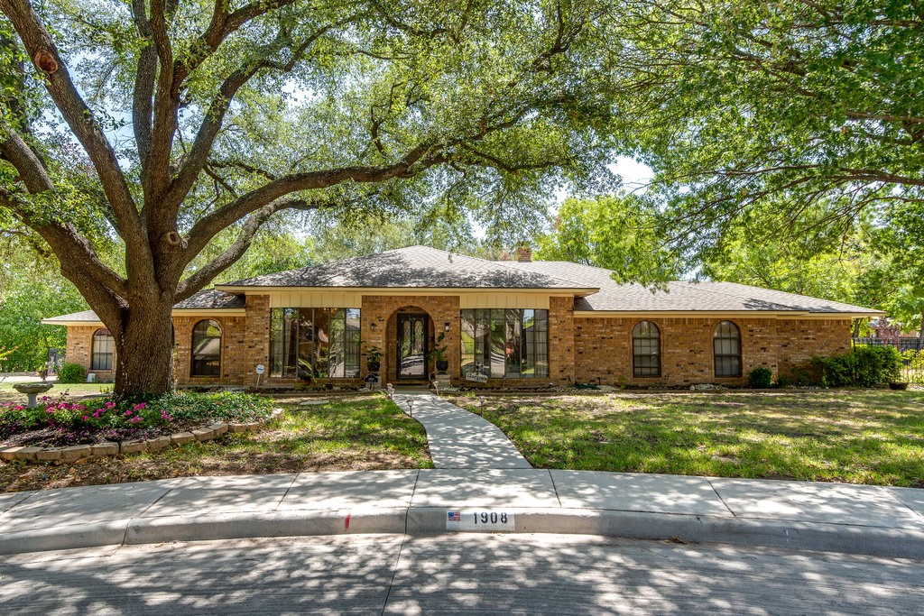 1908 Alexander Drive Waxahachie TX 75165