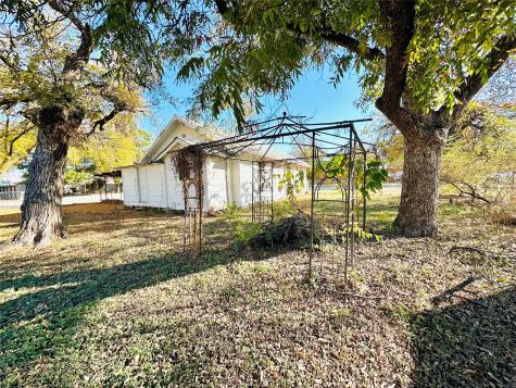 517 N Ave D Cross Plains TX 76443