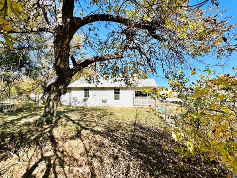 517 N Ave D Cross Plains TX 76443