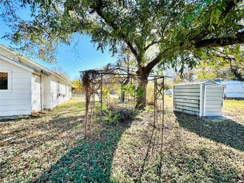 517 N Ave D Cross Plains TX 76443
