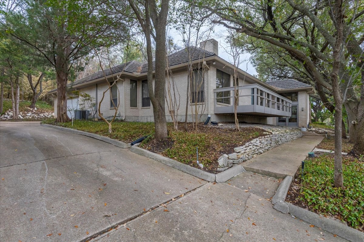 2001 Deepdale Drive Westover Hills TX 76107