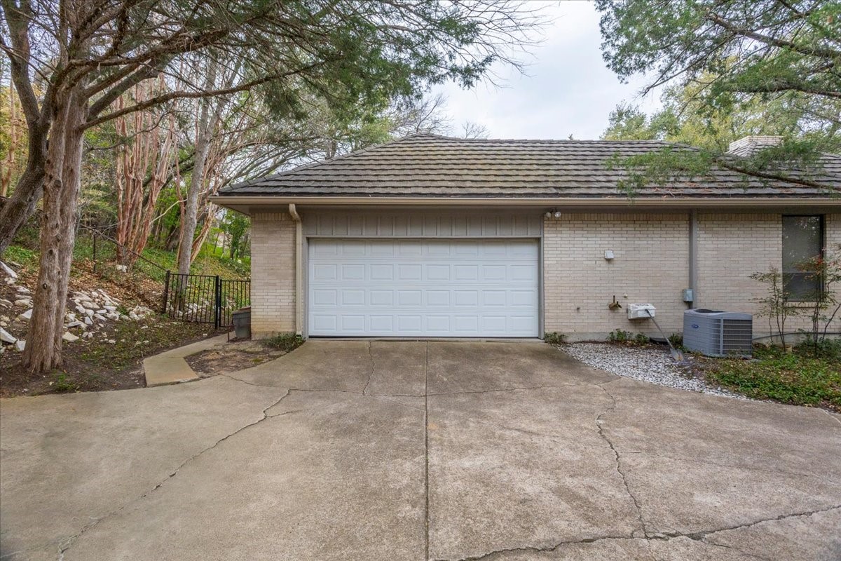2001 Deepdale Drive Westover Hills TX 76107