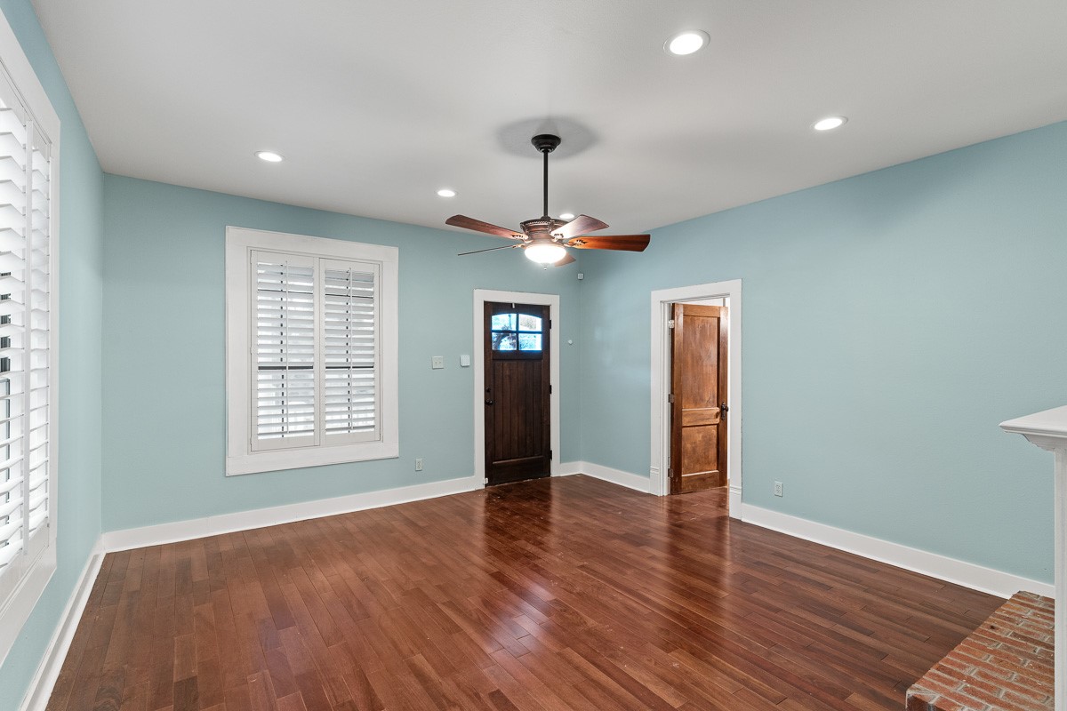 715 S Barnett Avenue Dallas TX 75211