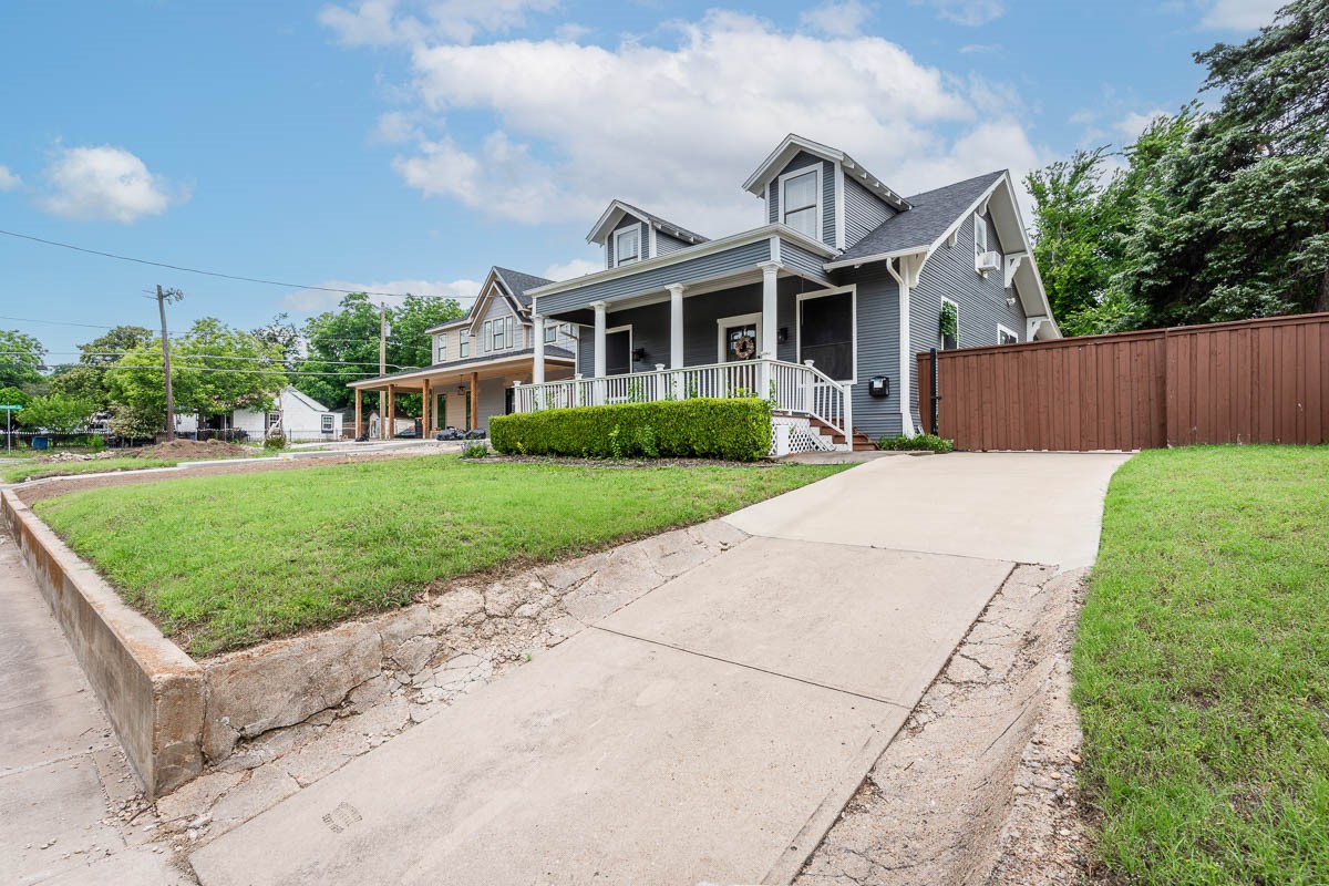 715 S Barnett Avenue Dallas TX 75211