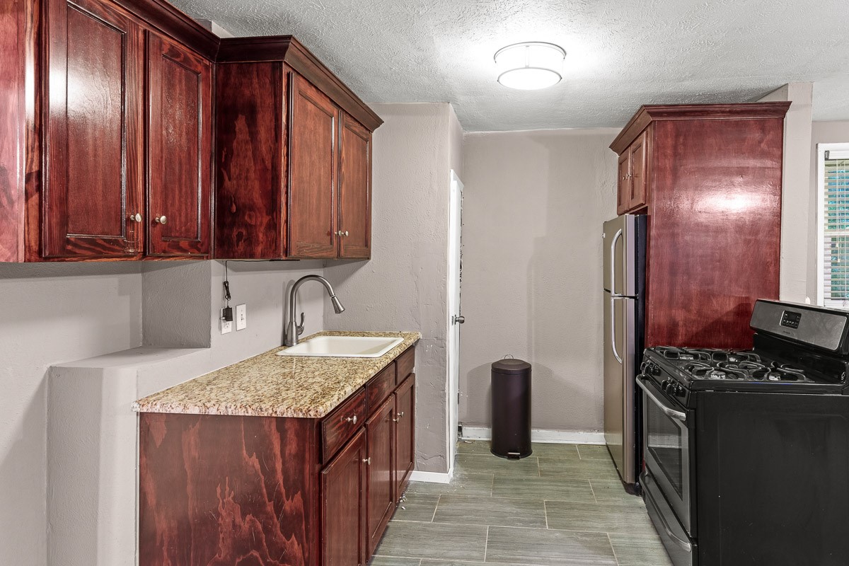 715 S Barnett Avenue Dallas TX 75211
