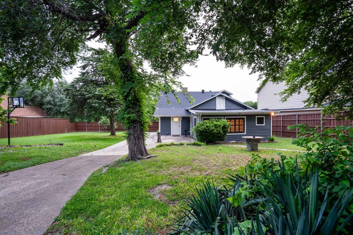 715 S Barnett Avenue Dallas TX 75211