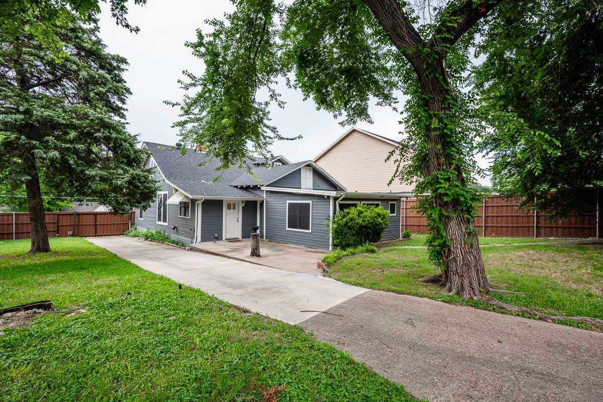 715 S Barnett Avenue Dallas TX 75211